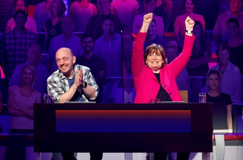 Rateteam-Kapitäne Bernhard Hoëcker (l.) und die Fernseh- und Radiomoderatorin Christine Westermann (r.) bilden ein Rateteam. – Bild: ARD/​Morris Mac Matzen