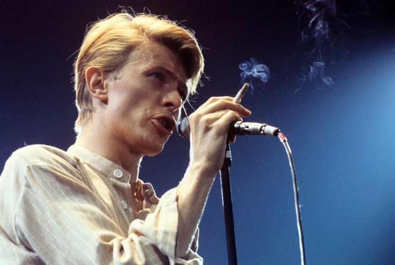Die 70er Jahre waren schon etwas ganz Besonderes: Nicht mehr ganz so revolutionär wie die 60er, aber noch nicht ganz so bunt wie die 80er! Das wird auch in den größten Hits der 1970er Jahre deutlich: eine bunte Mischung querbeet durch alle Genres! Unter den erfolgreichsten Songs in Deutschland geht es von Demis Roussos’ Schmachtfetzen wie „Goodbye My Love Goodbye“ über Jahrhundert-Rocksongs wie „Heroes“ von David Bowie bis hin zu zwar seltsamen, aber außergewöhnlich erfolgreichen und unvergesslichen Pop-Hits wie „Sugar Baby Love“ von den Rubettes. – (Archivfoto, 14.5.1978, David Bowie zum Auftakt seiner Deutschland Tournee am 14.05.1978 in der Festhalle in Frankfurt am Main.) – Bild: WDR/​picture alliance/​Hans H. Kirmer