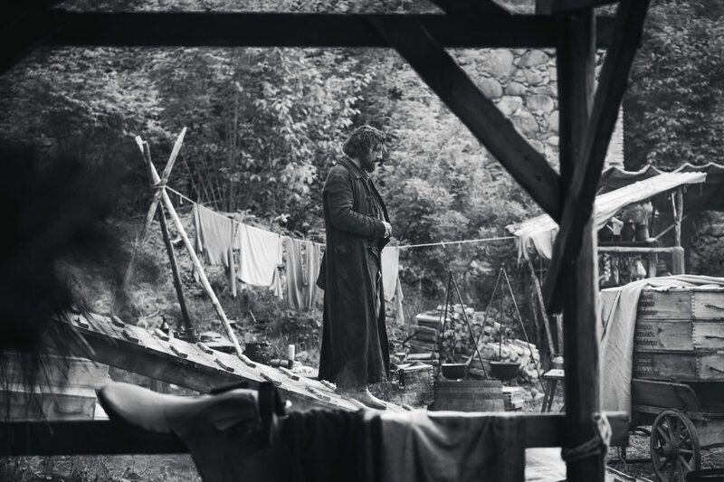 Der ungarische Rebell Ödön Körtek (Murathan Muslu) nimmt Sisi und Graf Andrássy gefangen. – Bild: ORF/​Beta Film/​RTL/​Story House Pictures/​Armands Virbulis