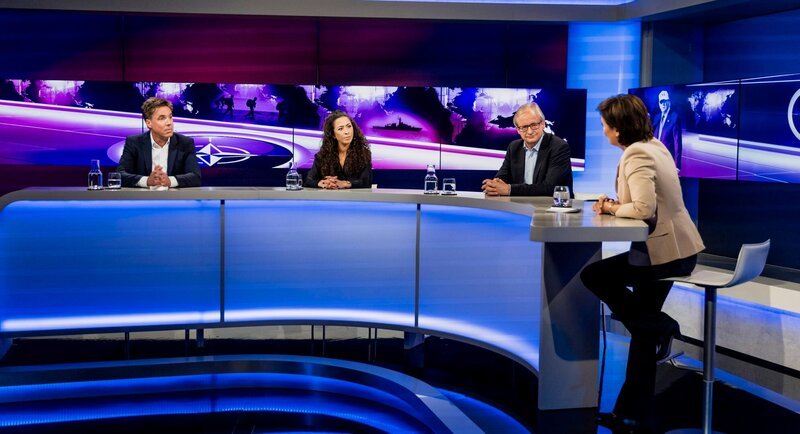 Zu Gast bei Moderatorin Sandra Maischberger (re.): v.l.n.r. Markus Feldenkirchen (Spiegel-Autor), Anna Schneider (Chefreporterin Freiheit bei Welt) und Albrecht von Lucke (Journalist und Publizist). – Bild: WDR/​Thomas Kierok
