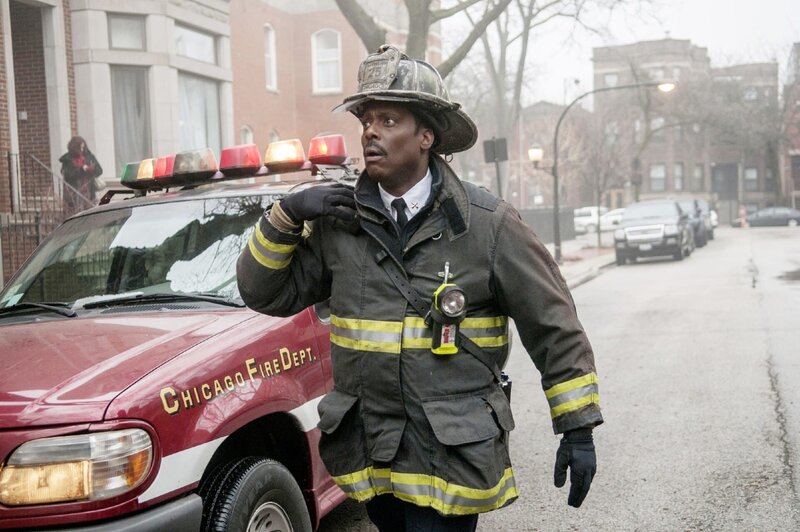 Chief Boden (Eamonn Walker) und sein Team werden zu einem Einsatz gerufen. Wie immer ist Eile geboten. – Bild: RTL /​ NBCUniversal Media, LLC