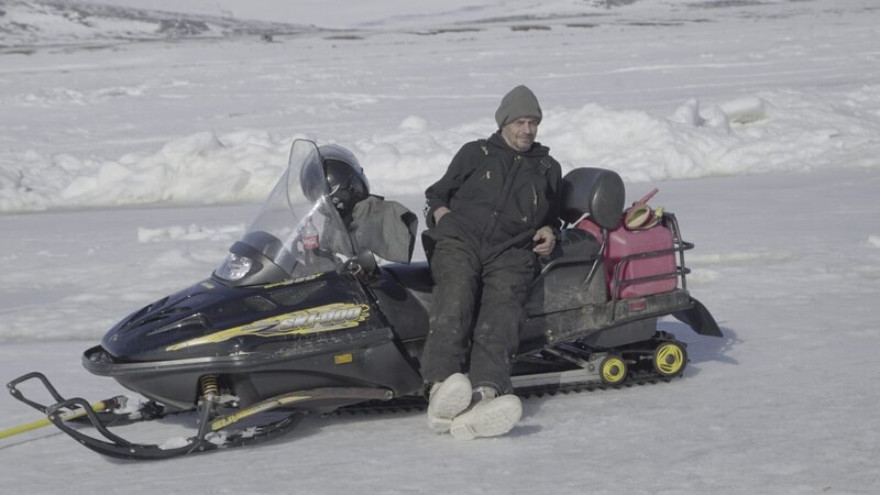Brad Kelly enjoying the view from the safety of his snowmachine. – Bild: Discovery Channel /​ Discovery Communications