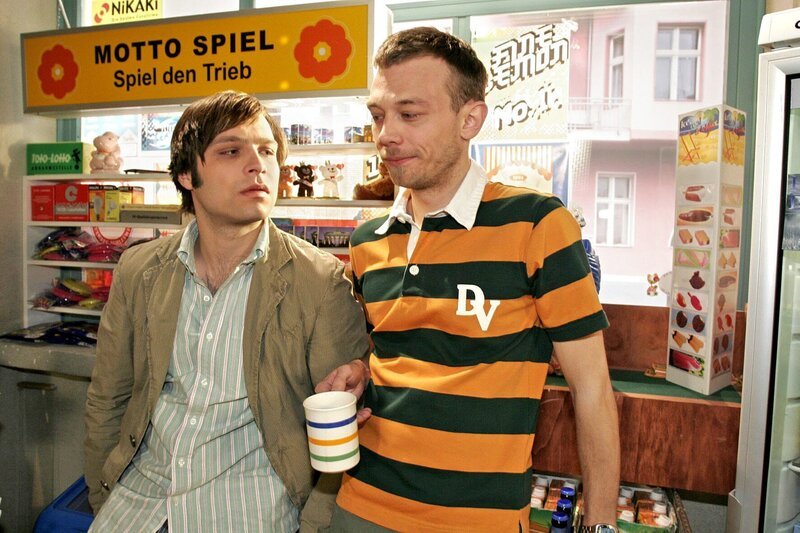 Jürgen (Oliver Bokern, r.) hat kein Verständnis für Brunos (Tim Sander, l.) Schwärmerei für Kim. – Bild: SAT.1 /​ Noreen Flynn