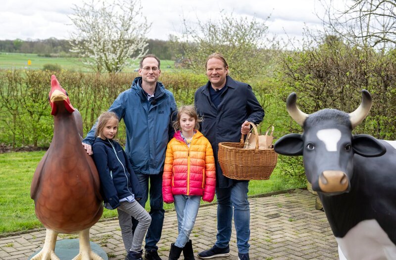 Björn Freitag (r) beim Einkauf im Hofladen mit Familie Freitag. – Bild: WDR/​Solis TV/​Melanie Grande