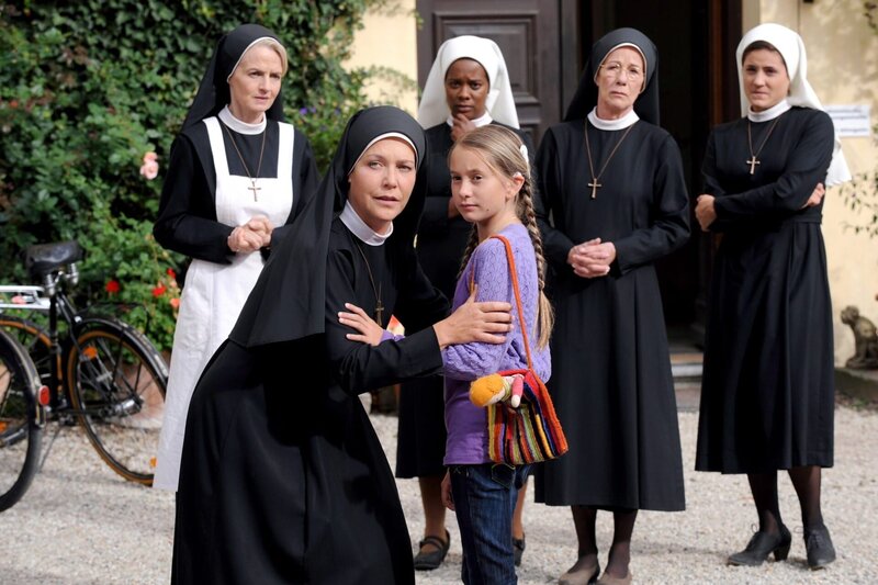 Trauriger Abschied für Trischa (v.li.: Emanuela von Frankenberg, Janina Hartwig, Denise M’Baye, Zoe Frei, Karin Gregorek, Katharina Hackhausen). – Bild: ORF/​Kineos/​Barbara Bauriedl