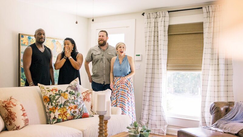 Der Schauspieler Richard T. Jones und seine Frau Nancy haben sich in Mississippi verliebt und wollen in die Community investieren. Darum suchen sie nach einem Haus an einer ruhigen Straße, das renoviert wird und einer Familie per Mietkauf angeboten werden kann. Ihre Wunschliste enthält ein historisches Haus, darum setzen Ben und Erin auf eine klassische Craftsman-Veranda und eine farbenfrohe Verjüngungskur. – Bild: HGTV