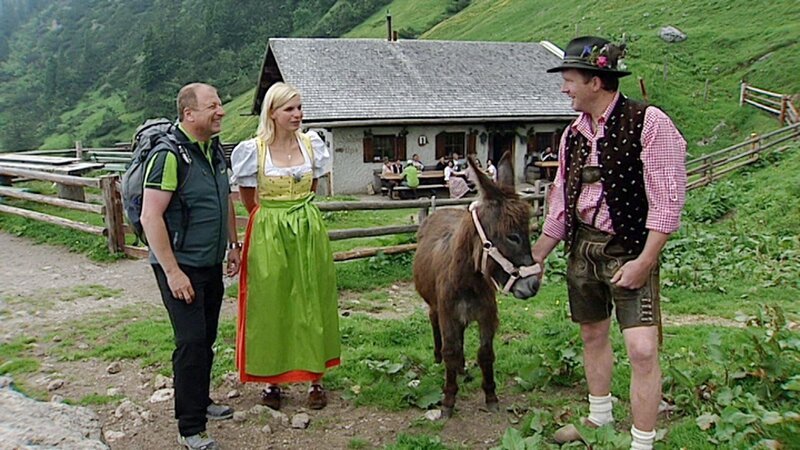 Harry Prünster mit Brigitte Ebner auf der Sulzkaralm, Region Filzmoos. – Bild: ORF