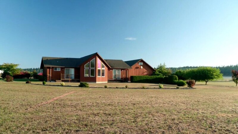 Nachdem er seine Karriere bei der US-Navy beendet hat, beschließt Marine-Offizier Kris, mit seiner Familie ein letztes Mal umzuziehen. Ehefrau Sheena und die beiden Töchter wünschen sich ein neues Zuhause am Meer inmitten von schöner Natur und haben sich entschieden: Sie wollen ihre Heimatstadt San Diego in Kalifornien gegen Whidbey Island, im Island County Washington, tauschen und suchen dort ein Haus mit großem Grundstück. – Bild: HGTV /​ Tanja Bachetzky