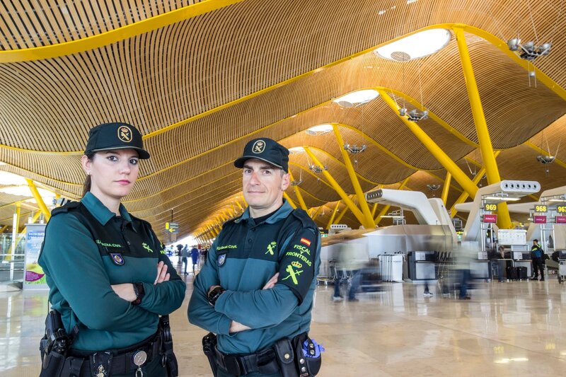 Members of the Spanish airport guard. – Bild: CINE NATURALEZA Y TELEVISION S.L /​ Discovery Communications.
