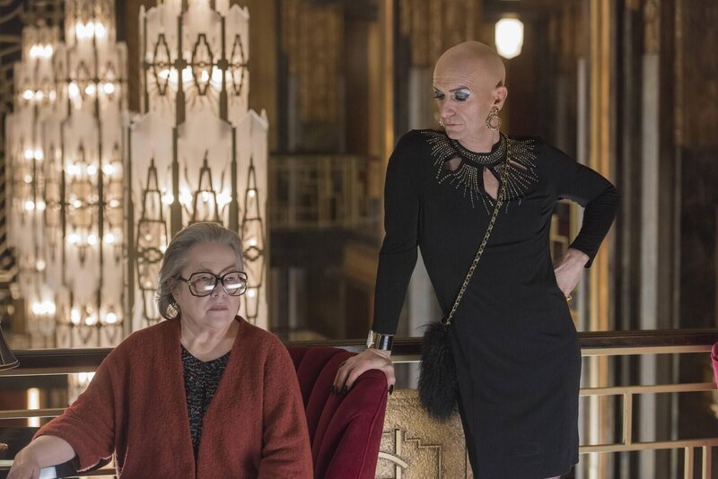 Iris (Kathy Bates, l.); Liz Taylor (Denis O’Hare, r.) – Bild: Fox