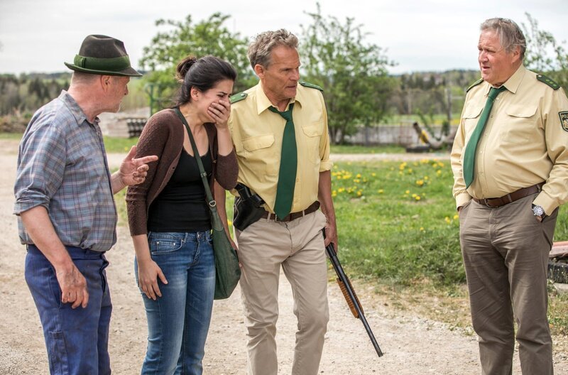 Vesna Siebert (Stephanie Marin, 2.v.l.) und Manfred Heberlein (Peter Strauß, l.) sind sich keiner Schuld bewusst, sie sind entsetzt über die Anschuldigungen von Hubert (Christian Tramitz, 2.v.r.) und Girwidz (Michael Brandner, r.). – Bild: ARD/​TMG/​Chris Hirschhäuser