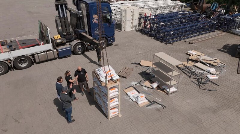 Kran im Einsatz für den Belastungscheck von Schwerlastregalen: Welches trägt eine Tonne? – Bild: MDR/​Matthias Müller