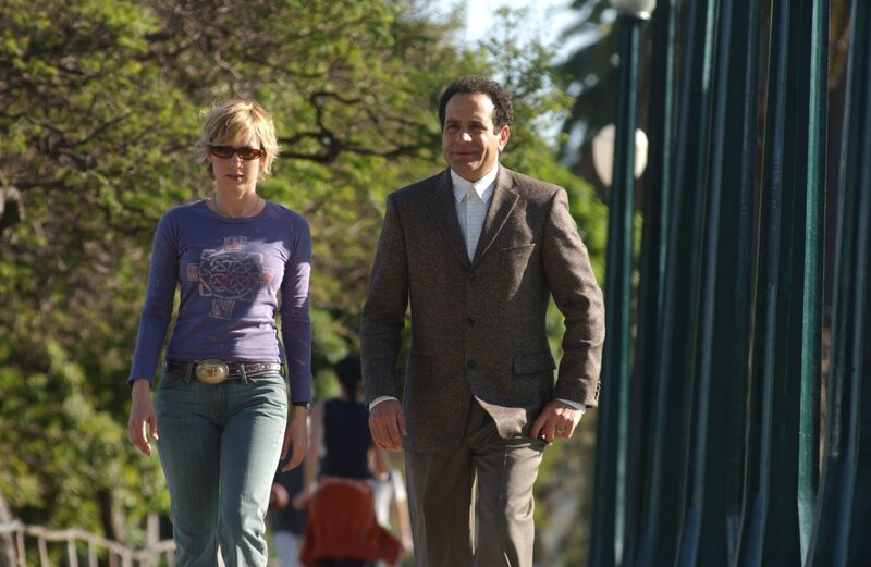 Soll Natalie (Traylor Howard, l.) ihrem Chef (Tony Shalhoub, r.) erzählen, dass sie glaubt, seiner Frau Trudy begegnet zu sein? Schließlich denkt er, sie sei ermordet worden … – Bild: port.hu