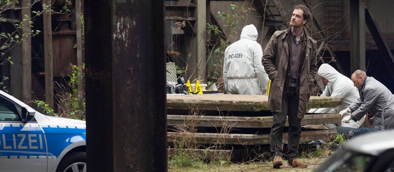 ARD/​WDR TATORT: HYDRA, Autor: Jürgen Werner, Regie: Nicole Weegmann, am Sonntag um 20:15 Uhr im ERSTEN. Kommissar Faber (Jörg Hartmann) am Tatort: Das Opfer war der Kopf der Dortmunder rechten Szene. – Bild: WDR/​Thomas Kost