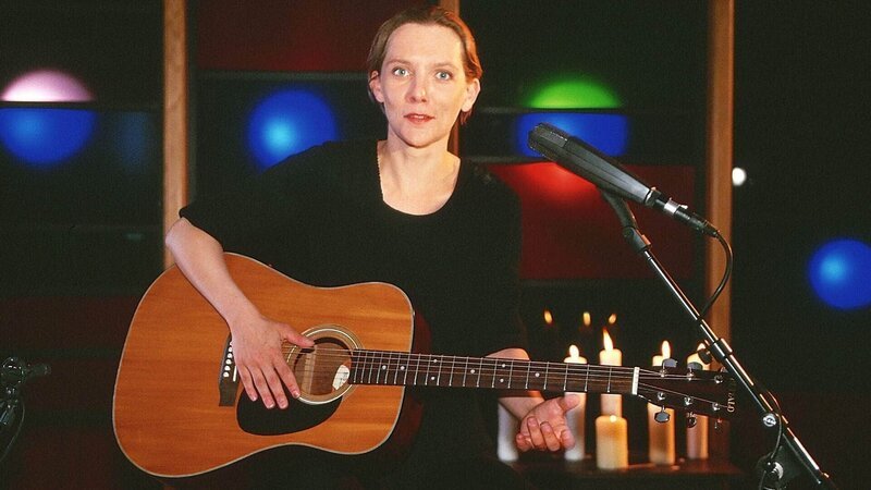 Katja Werker (spielt sich selbst) gibt ein Konzert in Reutlitz. – Bild: RTL