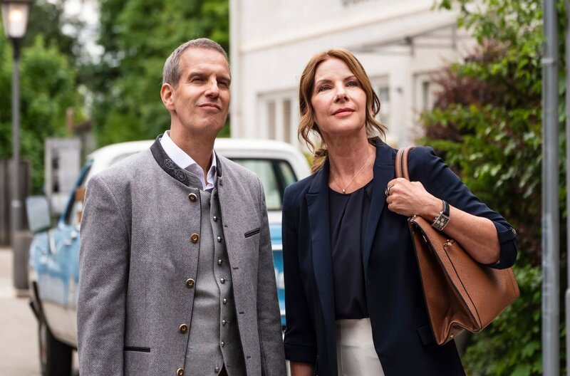 Winkler (Florian Stadler) will seiner Anwältin Dr. Johnson (Eva Mähl) Lansing zeigen. – Bild: BR/​Lena Semmelroggen