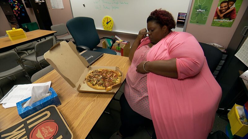 Cynthia at work eats a pizza by herself. – Bild: TLC (DEUT)