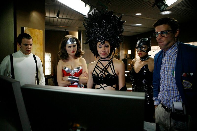 (v.l.n.r.) Dr. Addy (Eric Millegan); Dr. Brennan (Emily Deschanel); Dr. Montenegro (Michael Conlin); Saroyan (Tamara Taylor); Booth (David Boreanaz) – Bild: Photo: Isabella Vosmikova