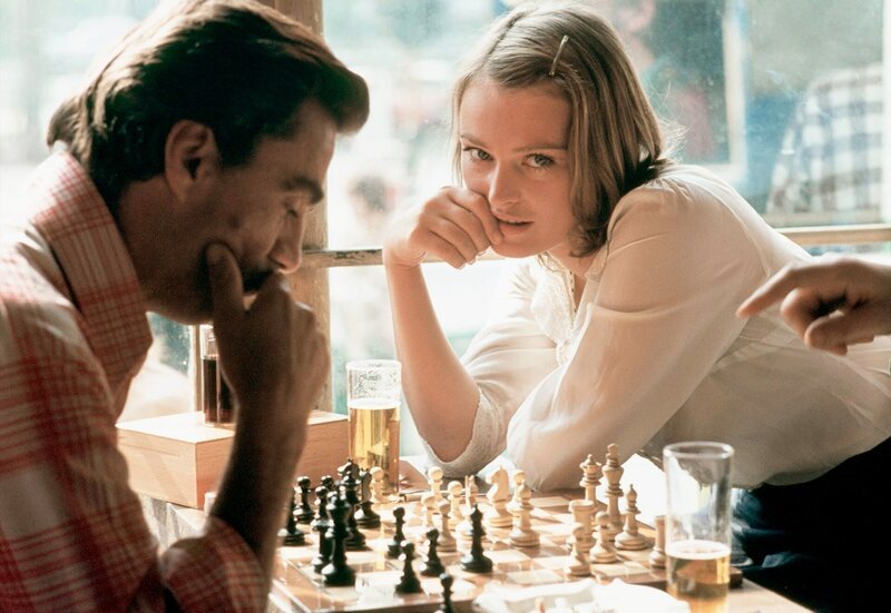 Kressin (Sieghardt Rupp) sitzt mit der geheimnisvollen Christina (Illona Grübel) beim Schach. – Bild: WDR
