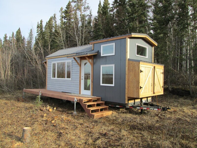 Ana and Jacob White’s completed tiny house on their property at Quartz Lake in Delta Junction, Alaska as seen on Tiny House, Big Living. – Bild: HGTV/​Scripps Networks, LLC