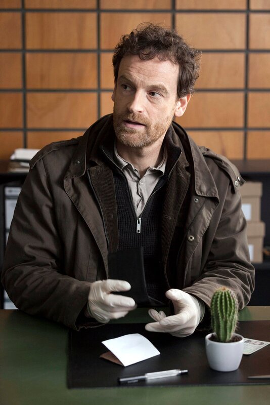 Kommissar Peter Faber (Jörg Hartmann) in seinem Büro. – Bild: WDR/​Thomas Kost