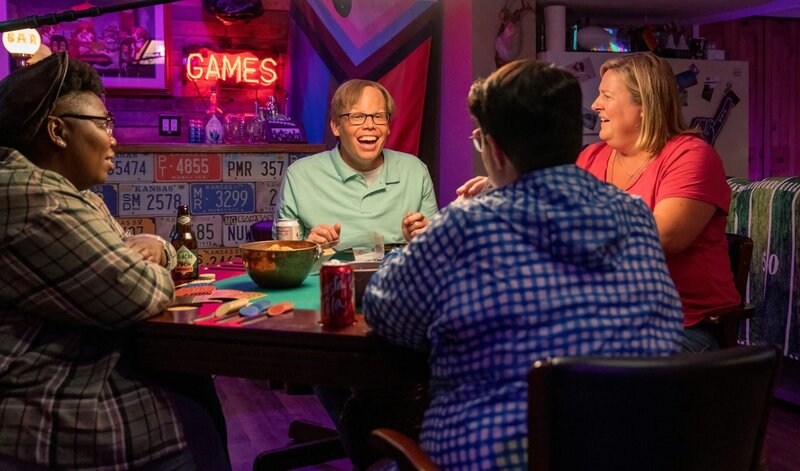 Joel (Jeff Hiller, 2.v.l..) und Sam (Bridget Everett, r.) – Bild: Warner