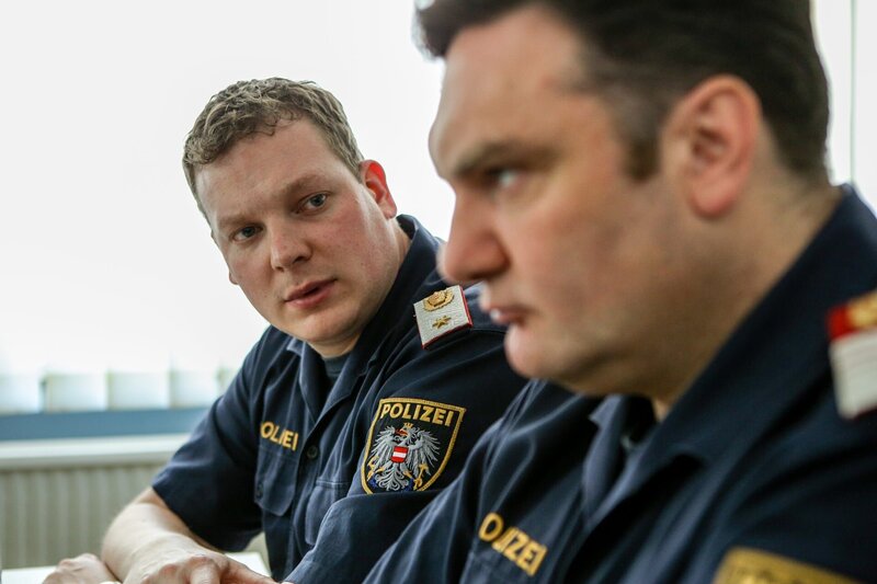 „CopStories“, „Herz …Schmerz.“ Eine männliche Leiche wird gefunden, ein Russe, dessen Frau hinter seinem Tod sofort die Mafia wittert. Eberts und Itchy müssen herausfinden, was wirklich passiert ist. Derweil noch gar nichts ist im Fall einer Körperverletzung passiert, die eine besorgte Mutter zur Anzeige bringen möchte, und ein Mann hat den üblen Verdacht, dass ihn sein Stammwirt vergiften will. Alltag in Ottakring, der von schweren Vorwürfen gegenüber Roman überschattet wird. Und von einem überraschenden Anruf: Iveta meldet sich bei Itchy und bittet um seine Hilfe. Im Bild (v.li.): Holger Schober (Roman Mohácsi), Martin Leutgeb (Mathias Gerber). – Bild: ORF/​Petro Domenigg