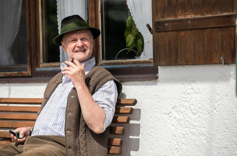 Landwirt Manfred Heberlein (Peter Strauß) ist Besitzer des Bauernhofs, auf dem Hubert (Christian Tramitz) und Girwidz (Michael Brandner) ermitteln. – Bild: ARD/​BR/​TMG/​Chris Hirschhäuser