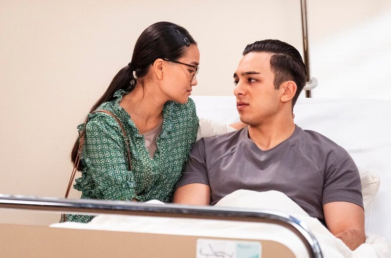 Lien (Nui Nguyen) und Leon (Joel Akgün) wird klar, dass Lien ohne ihren Freund nach Peru reisen muss. – Bild: BR/​Lena Semmelroggen
