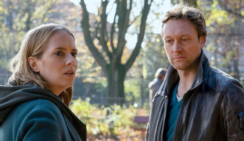 Das Gespräch mit ihrem Ex Andreas Bartens (Robin Sondermann, r.) hat sich Sarah Engels (Cornelia Ivancan, l.) anders vorgestellt. – Bild: ORF/​ONE GATE/​ARD/​Marion von der Mehden