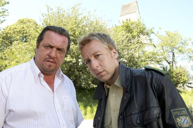 Florian Prantl (Andreas Giebel, l.) und  Michael Mohr (Max Müller) sind sich sicher, dass bei diesem Fall einiges nicht stimmt. – Bild: ORF/​ZDF/​Christian A. Rieger