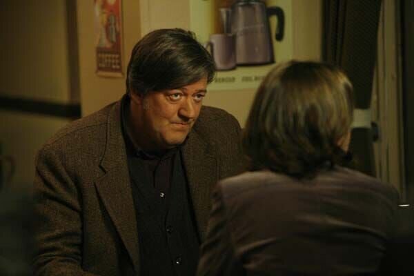 Dr. Wyatt (Stephen Fry) – Bild: Universal TV