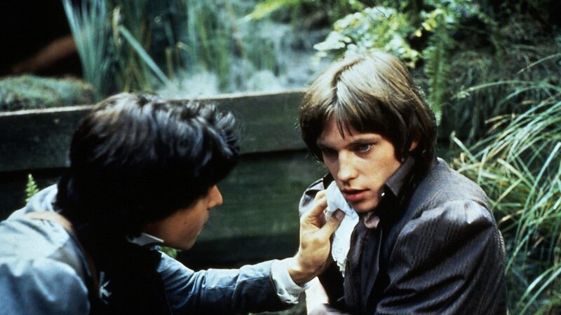 Sein Begleiter Heinrich (Karel Greif, l.) findet den Prinzen (Michal Dlouhý, r.) bewusstlos am Rande eines Tümpels und befreit ihn aus seiner Ohnmacht. – Bild: Studio 100 Media Sein Begleiter Heinrich (Karel Greif, l.) findet den Prinzen (Michal Dlouhý, r.) bewusstlos am Rande eines Tümpels und befreit ihn aus seiner Ohnmacht. – Bild: Studio 100 Media