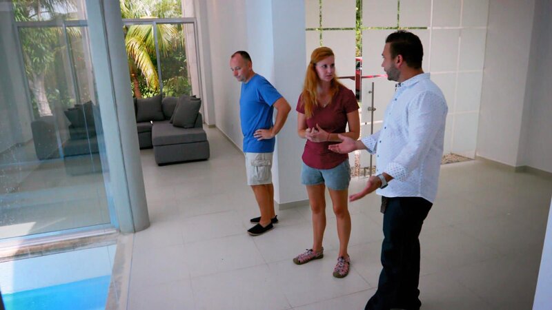 Meg und Jason wollen ihren Kindern einen Perspektivwechsel ermöglichen. Dafür zieht die Familie von North Carolina nach Mérida in Mexiko. Da sich die Schule auf halber Strecke zwischen Innenstadt und Strand befindet, müssen sie sich entscheiden: – Bild: HGTV