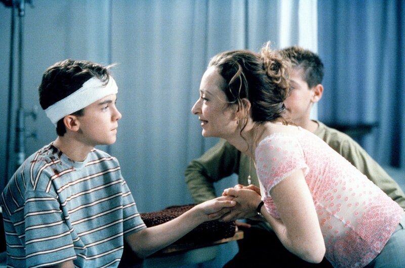 Malcolm (Frankie Muniz) wird von seiner Lehrerin Caroline (Catherine Lloyd Burns) begutachtet, nachdem er einen Kopfverband bekommen hat. – Bild: ORF/​©Twentieth Century Fox Film Corporation. All rights reserved.