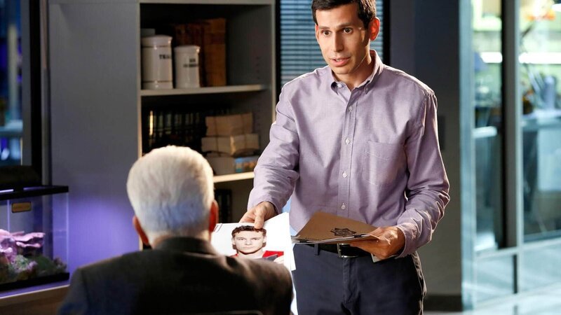 Henry Andrews (Jon Wellner, r.) hat einige Tests durchgeführt und hat für D.B. Russell (Ted Danson) neue Informationen zu dem Opfer. – Bild: MG RTL D Henry Andrews (Jon Wellner, r.) hat einige Tests durchgeführt und hat für D.B. Russell (Ted Danson) neue Informationen zu dem Opfer. – Bild: MG RTL D