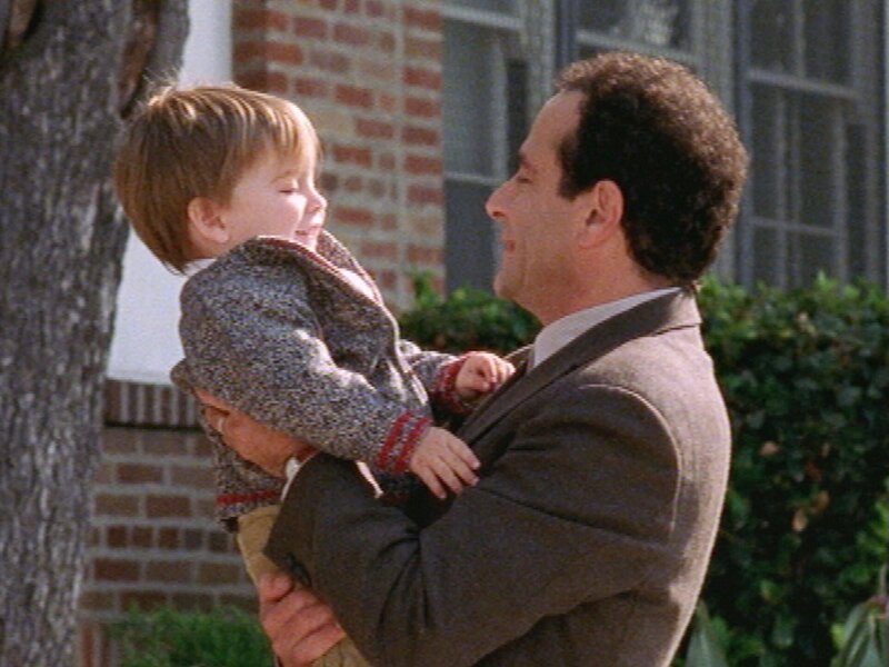 Monk (Tony Shalhoub, r.) hat den kleinen Tommy (Preston/​Trevor Shores) in sein Herz geschlossen. Doch er muss erkennen, dass es ihm unmöglich ist, das Waisenkind dauerhaft bei sich auf zu nehmen. – Bild: SUPER RTL