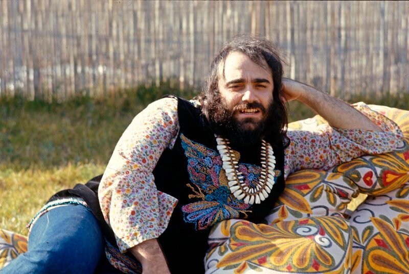 Die 70er Jahre waren schon etwas ganz Besonderes: Nicht mehr ganz so revolutionär wie die 60er, aber noch nicht ganz so bunt wie die 80er! Das wird auch in den größten Hits der 1970er Jahre deutlich: eine bunte Mischung querbeet durch alle Genres! Unter den erfolgreichsten Songs in Deutschland geht es von Demis Roussos’ Schmachtfetzen wie „Goodbye My Love Goodbye“ über Jahrhundert-Rocksongs wie „Heroes“ von David Bowie bis hin zu zwar seltsamen, aber außergewöhnlich erfolgreichen und unvergesslichen Pop-Hits wie „Sugar Baby Love“ von den Rubettes. – (Archivfoto, Demis Roussos 1973) – Bild: WDR/​picture alliance/​abacapress/​Lecoeuvre Phototeque