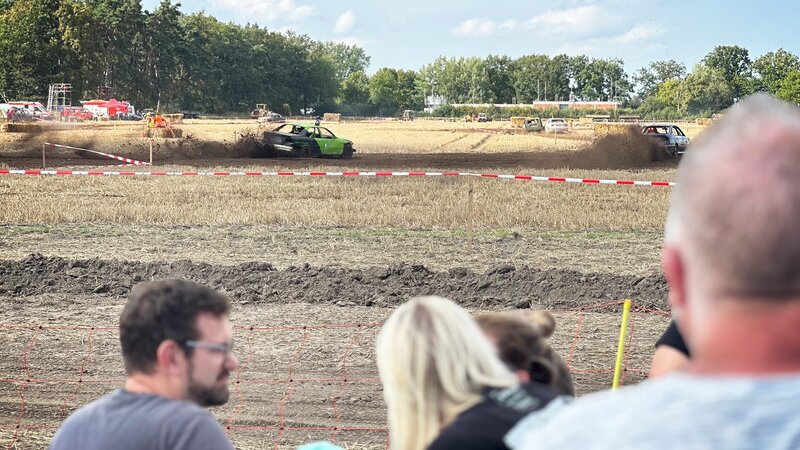 Der Wagen rasselt durch die technische Abnahme, eine Teilnahme am Rennen scheint ausgeschlossen. – Bild: Warner Bros. Discovery