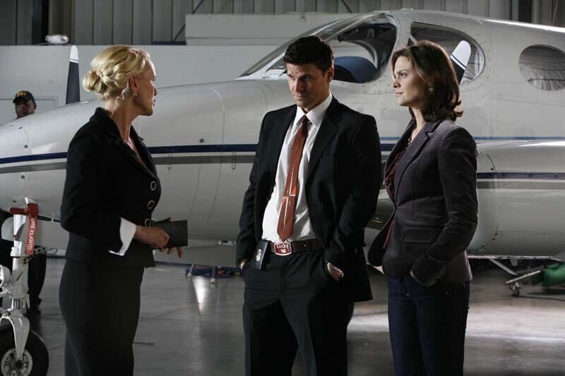 (v.l.n.r.) Collen Adams (Sarah Bloom); Booth (David Boreanaz); Dr. Brennan (Emily Deschanel) – Bild: Source: 1,