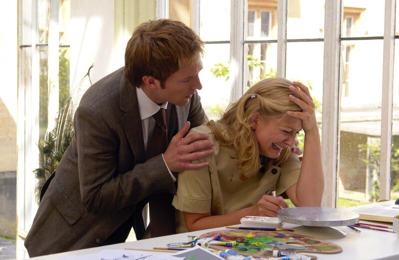 Thomas (Hubertus Grimm) versucht nicht ganz uneigennützig Debbie (Stefanie Kellner) wieder auf andere Gedanken zu bringen. – Bild: ORF 2