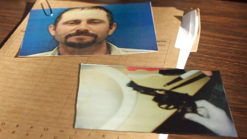 Das Bild des Verdächtigen und das Bild der Waffe – Bild: Crime + Investigation /​ A+E Global Media