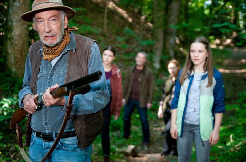 Können Leo (Phillies Lara Lau), Philip (Heikko Deutschmann), Ricarda (Isabella Bartdorff) und Lucy (Paulina Schnurrer) Jakob (Volker Conradt) auf seiner Wolfsjagd noch aufhalten? – Bild: SWR/​Maria Wiesler