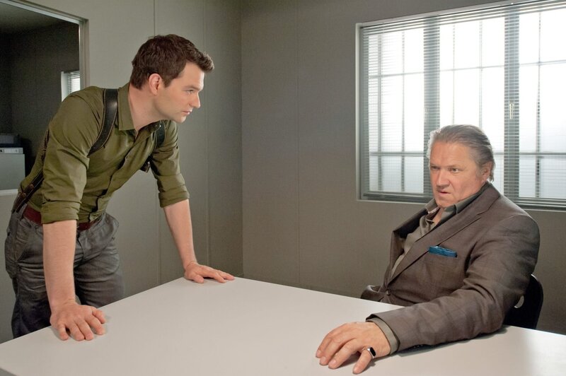 „Soko Kitzbühel“, „Ohne Deckung.“ Piet Roder wird ermordet in der Duschzelle des Trainings-Camps seiner Tochter, der Profi-Boxerin Annette Roder, aufgefunden. Diese war samt Manager Heiko Schimmel und ihrer polnischen Sparring-Partnerin Nadia Kowalczyk nach Tirol gereist um sich auf Wunsch ihres Vaters hier auf die kommende Weltmeisterschaft im Leichtgewicht vorzubereiten. Schimmel steht unter Verdacht, da er kurz vor dem Mord eine heftige Auseinanderstzung mit Roder hatte und in Folge dessen von ihm gefeuert wurde. Doch außer diesem Rachemotiv, muss die SOKO auch einer anderen Spur nachgehen: War auf Roder im Zusammenhang mit dem Ausgang des WM-Kampfes „von außen“ Druck ausgeübt worden?Im Bild (v.li.): Jakob Seeböck (Lukas Roither), Michael Brandner (Klaus Weghagen). – Bild: ORF/​BEO-Film/​Stefanie Leo