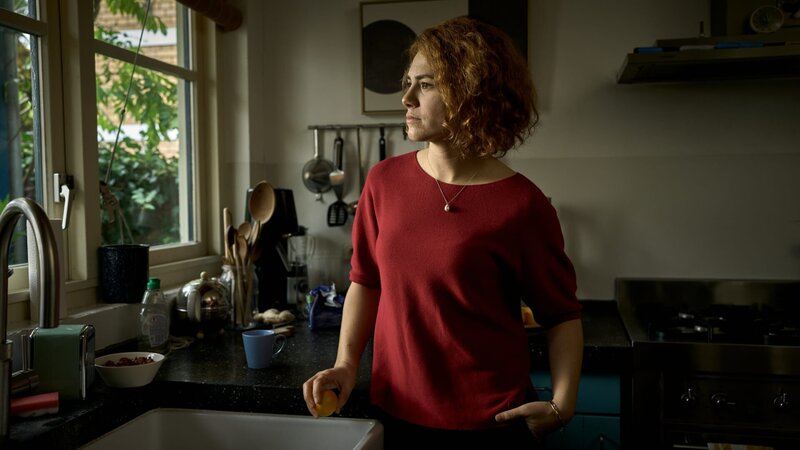 Emma (Hanna van Vliet) muss die schlechten Nachrichten, die sie von ihrer Ärztin bekommen hat, erst einmal verarbeiten. – Bild: ZDF/​Mark de Blok