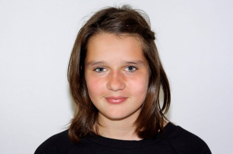Emilie ist 12 Jahre alt und lebt in der Nähe von Heilbronn. – Bild: SWR/​Nordisch Filmproduction