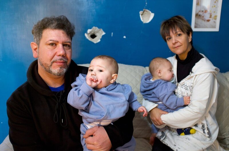 Die ständigen Beben haben am Haus von Familie Boragine bereits deutliche Schäden hinterlassen. – Bild: Kobalt Documentary