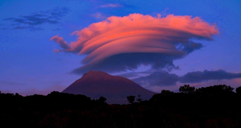  Abendstimmung mit Linsenwolken (Altocumulus Lenticularis) über dem Pico. – Bild: ORF