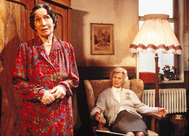 Fascht e Familie Martha geht ins Altersheim Folge 99 Tante Martha und ihre Zimmergenossin: Trudi Roth als Tante Martha, Anne-Marie  Blanc als Frau Aregger – Bild: SRF