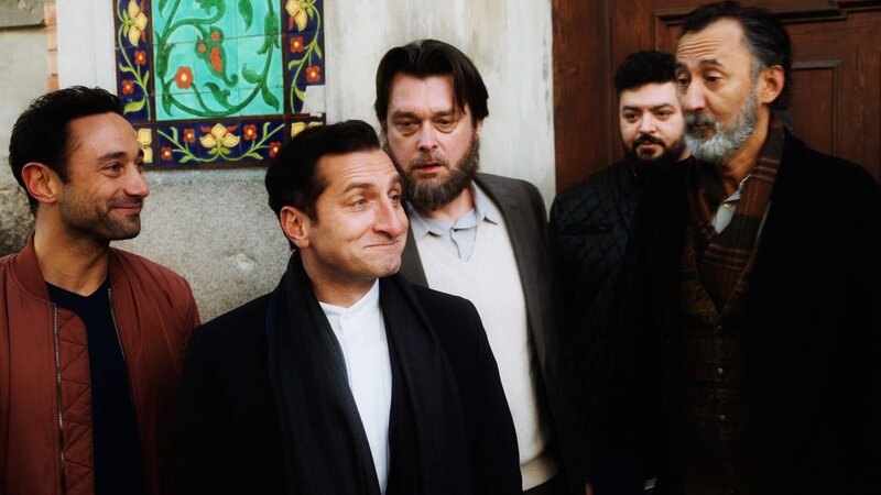 Von Links: Musa (Deniz Cooper), sein bester Freund Yussuf (Tim Seyfi), Erdogan (Hary Prinz), Komparse und Adnan (Edcan Durmaz). – Bild: ORF